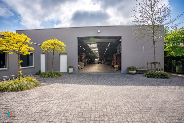 Magazijn met buitenopslag en parkeergelegenheid 2