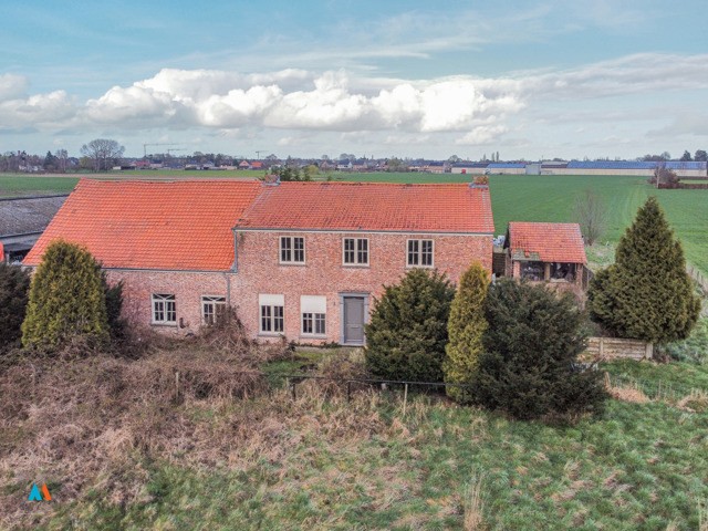 Hoeve met stallingen